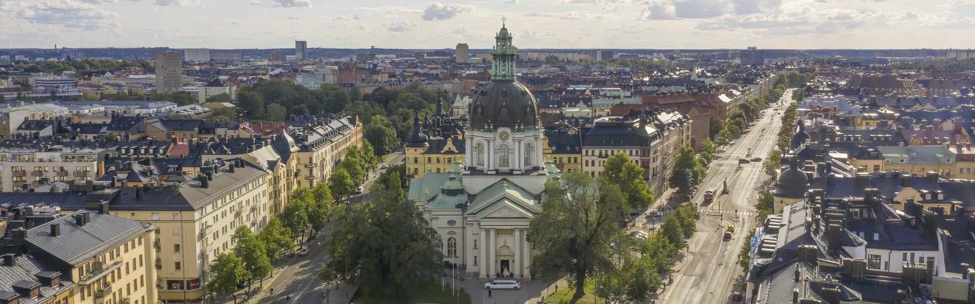 Flygfoto över Södertälje centrum med kyrkan i mitten, taget med drönare.