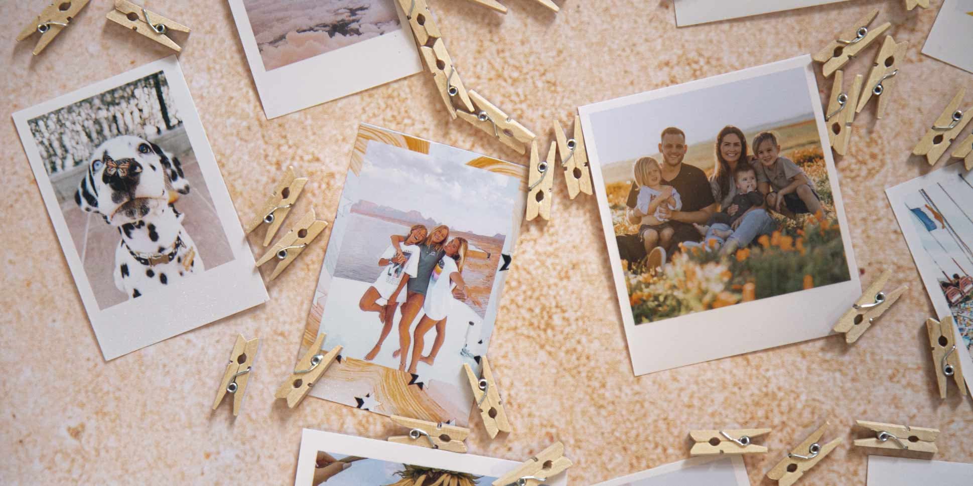 Utskrivna foton nedlagda på ett bord